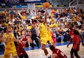 El escolta norteamericano del Gran Canaria, Caleb Homesley, anota con facilidad en el compromiso liguero contra el UCAM Murcia.