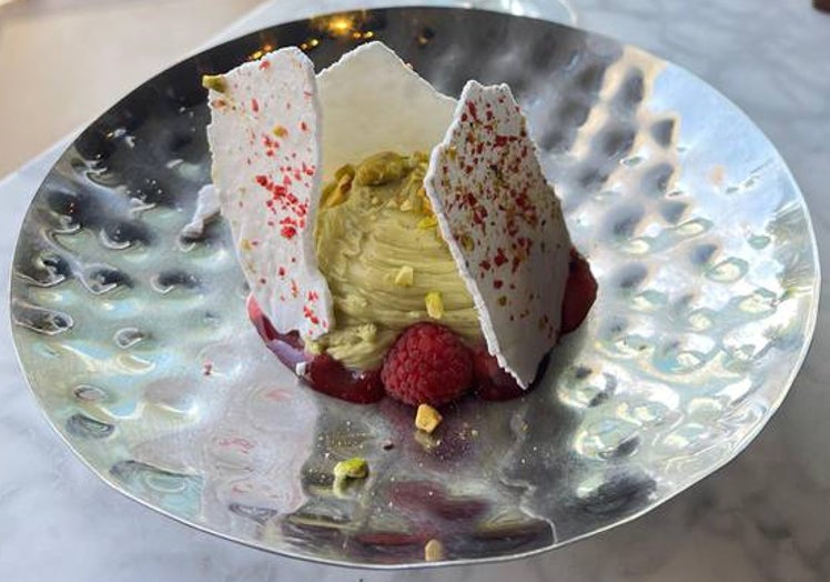 La versión de Boho Club, con chantillí de pistacho y sorbete de frambuesa.