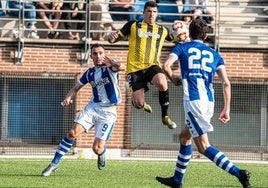 Capa intenta controlar un balón ante la presión de Eizagirre y Sansinenea en el partido de ida.