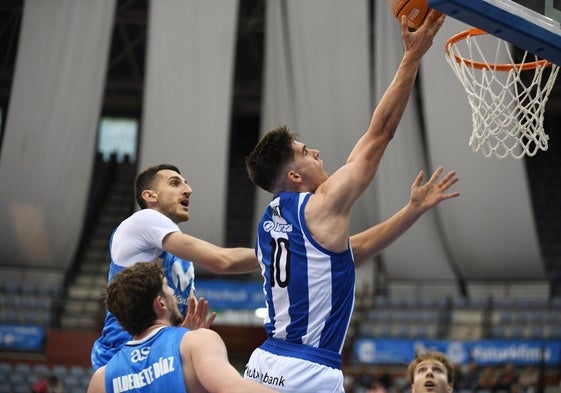 Manex Ansorregi anota en el playoff contra Estudiantes ante Kravic y Alderete.