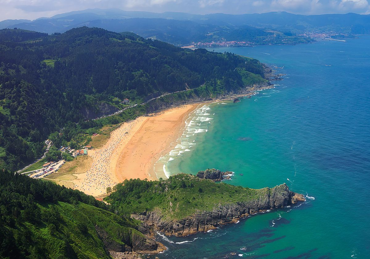 La playa vasca que más valoran los viajeros y que compite con Las Catedrales y Los Genoveses
