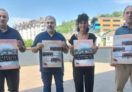 Miembros del coro Eragiyok, el alcalde Xabier Urdangarin y la edil Naroa del Orden en la presentación del ciclo Ahober.