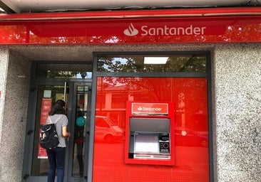 Imagen de la oficina del Banco Santander que va a cerrar en Ponferrada..