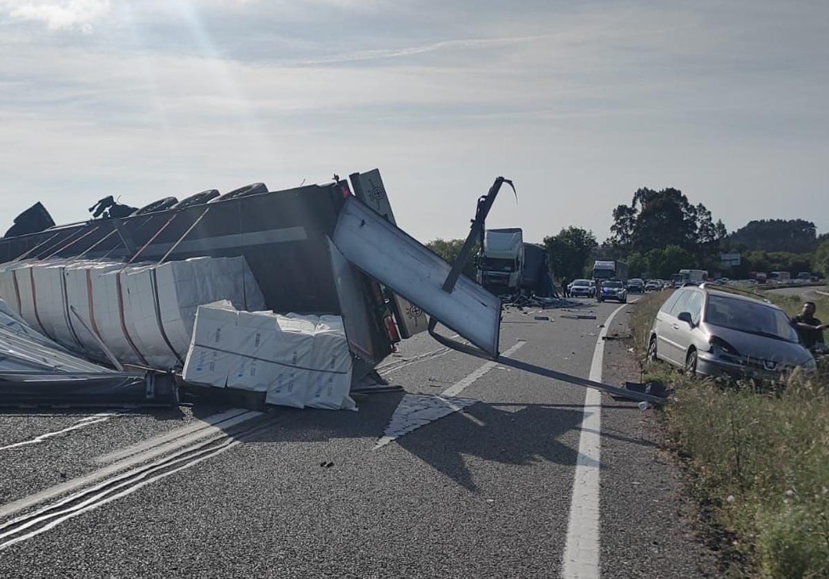 Un accidente entre dos camiones deja un herido grave y obliga a cortar la A-8