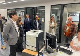 El consejero Borja Sánchez y la delegada del Gobierno, Adriana Lastra, durante la visita a las instalaciones.