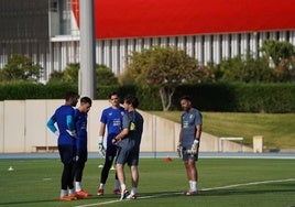 Diego Tuero da instrucciones a los porteros del Almería durante un entrenamiento.