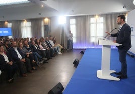 Álvaro Queipo, durante su intervención, ante la mirada del resto de dirigentes y simpatizantes.