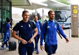 Alemao y Aarón posan sonrientes tras bajar del autocar que les condujo al Aeropuerto donde embarcaron para Almería.