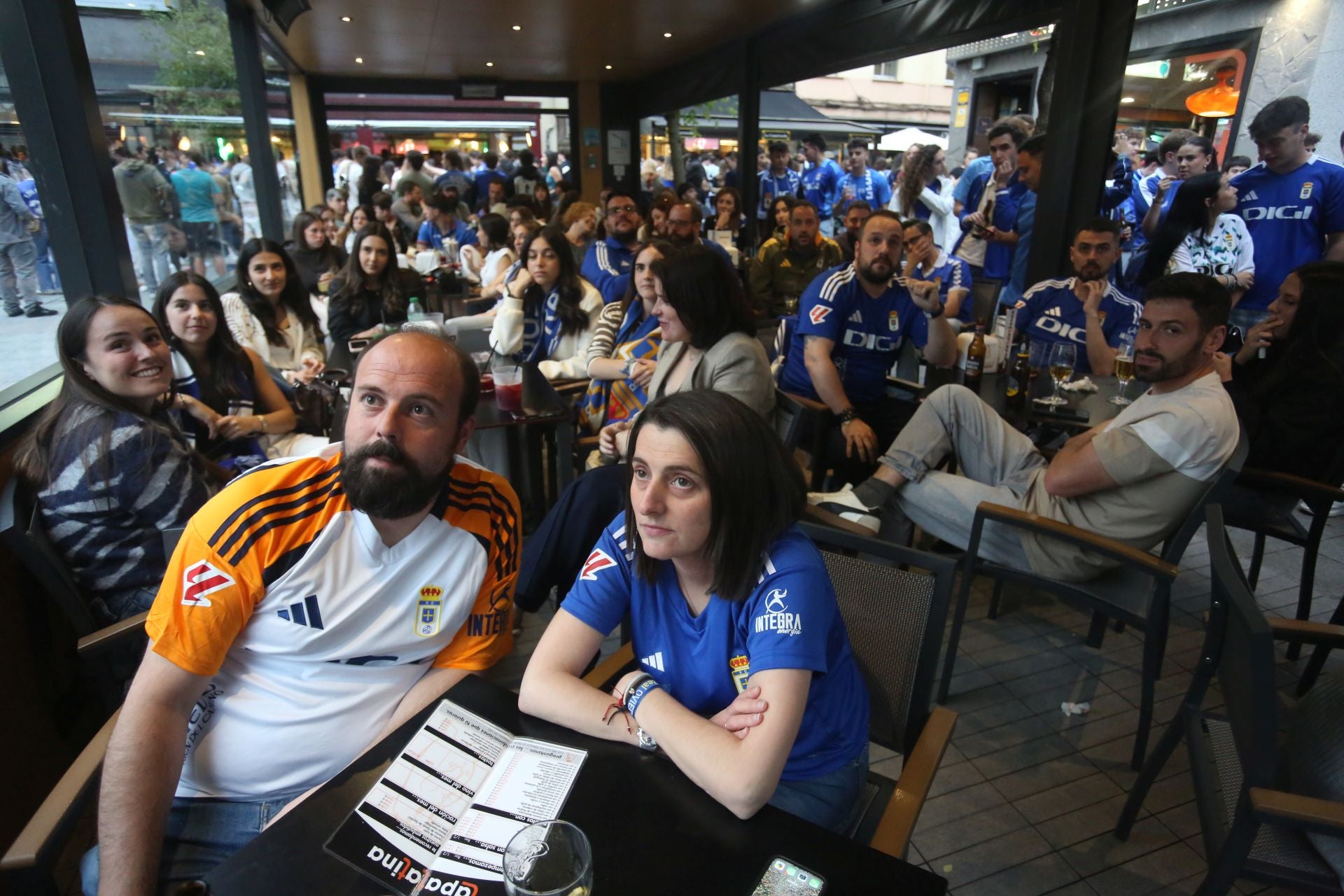 Así se vivió el Almería - Real Oviedo en los bares ovetenses