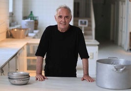 El cocinero Ferran Adrià, en las antiguas cocinas de la Laboral, donde compartió impresiones con 75 compañeros de profesión.