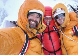 Eneko Pou, Fay Manners e Iker Pou celebran la cima.