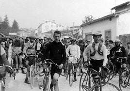 Los ciclistas, durante su participación en la carrera de hace un siglo.