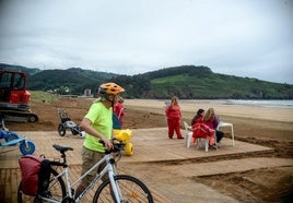 El primer día de la temporada de playas se ha presentado muy gris.