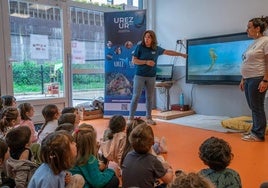 Los talleres en los centros escolares sobre cuidado del mar fueron liderados por biólogas marinas.