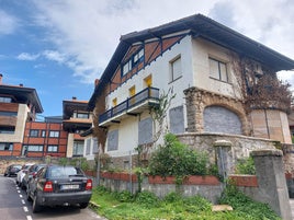 Los propietarios del inmueble en el centro de Neguri han tapiado las ventanas y las puertas para evitar que la vuelvan a okupar.