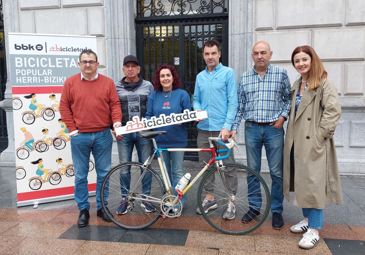 Andoni Madariaga, videpresidente de la Fundación Euskadi; Patxi Alcalde, participante y dueño de la bicicleta, Karmele Tubilla, alcaldesa de Santurtzi; Iker Camaño, excorredor, Óscar Seoane, gerente de la Fundación Síndrome de Down e Itziar Carrocera, concejala de Cultura, Euskera y Deporte.