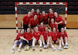Jovenes y ambiciosas. Las jugadoras del Zuazo posan en un entrenamiento en Lasesarre.