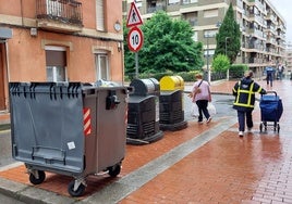 Contenedor lleno junto a dos bocas de recogida neumática cuya apertura no funciona.