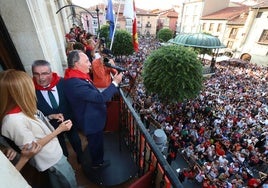 Alfredo de Miguel, a punto de dirigirse a miles de blusas y aficionados rojillos que llenaban la plaza de España para asistir al pregón de inicio de San Juan del Monte.