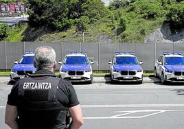 Unidades de los BMW X1 aparcados junto a San Mamés en la reciente final de la Europa League.