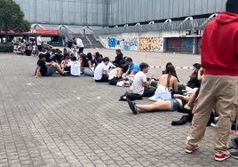 Cientos de personas hacen cola desde primera hora para ver a Myke Towers en el BEC