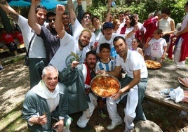 Iker Carretero, con la paella, acompañado por otros miembros de su cuadrilla, incluido el Sanjuanero Mayor.