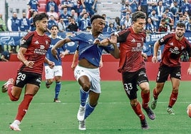 Benito y Parada intentan detener a Hassan durante el partido disputado el domingo en Anduva.