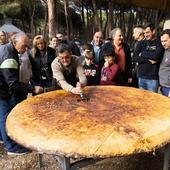 Una tortilla de 300 kilos conmemora el Día de la Vieja en Laguna de Duero