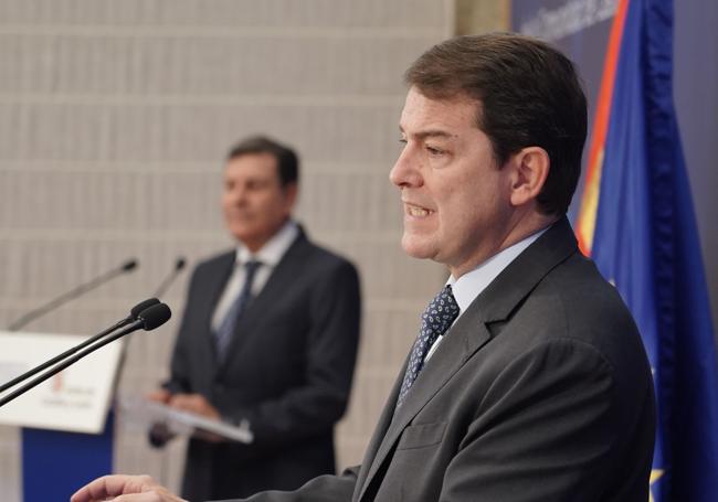 Alfonso Fernández Mañueco, junto al consejero Fernández Carriedo, desgrana las cifras del anteproyecto presupuestario para 2025.