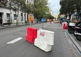 El carril derecho de Miguel Íscar, cerrado en dirección a la plaza de Zorrilla.
