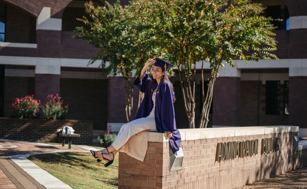 Carlota Alcalde durante su graduación en Ciencias del Ejercicio especializado en Fisioterapia en la Universidad Estatal de Louisiana en Shreveport (LSU Shreveport).