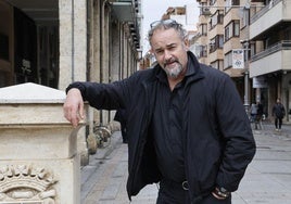 El músico Carmelo Ruiz, en uno de los cantones de la Calle Mayor de Palencia.