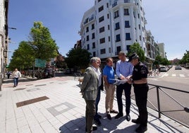 García Pellitero y los responsables de Auvasa, Aquavall, Movilidad y Policía consultan un plano en el punto que se cortará al tráfico el lunes.
