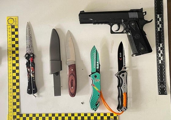 Armas blancas y pistola de aire comprimido intervenidos por la Policía.