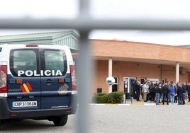 Funcionarios concentrados a la entrada de la cárcel de Segovia ante la vigilancia de un furgón policial.