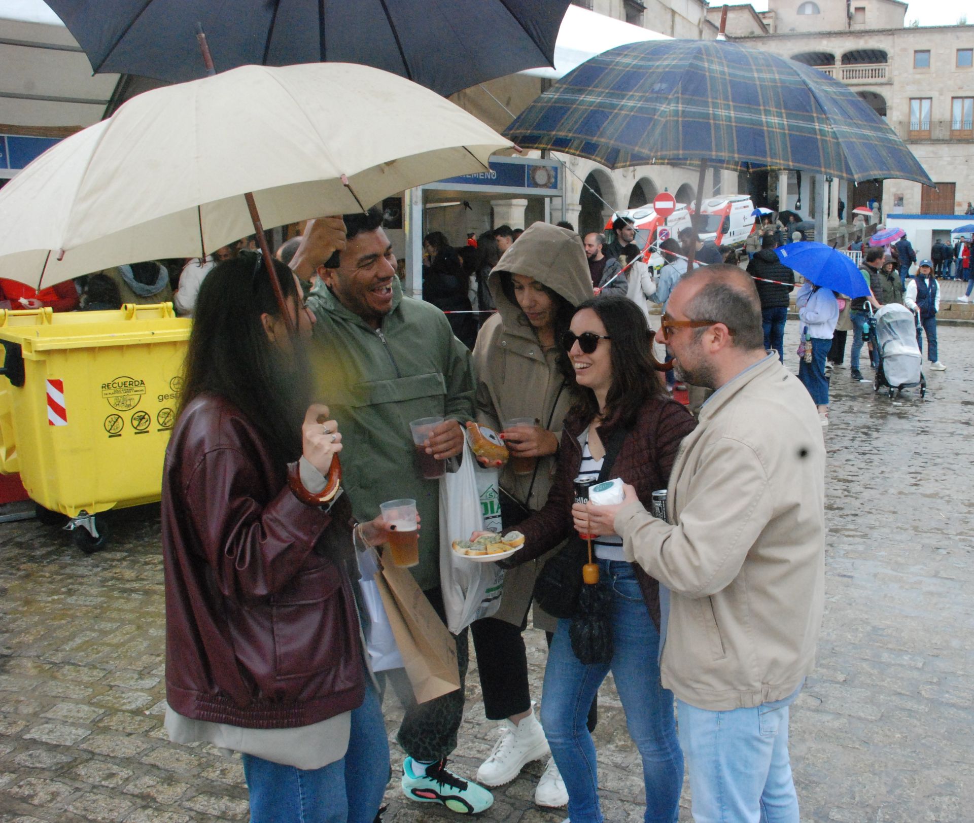 Asistentes amantes del queso, a pesar de la lluvia