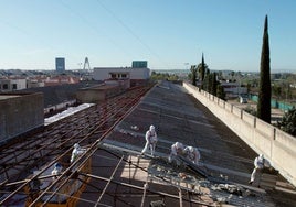 Trabajos de retirada de amianto de un edificio en Badajoz.