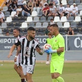 Bermúdez presiona al portero César Llera.