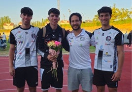 Jorge Hernández y David García Zurita junto a su entrenador en el Atletismo Badajoz, Luis Carretero.