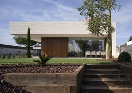La estructura de hormigón permite crear porches alrededor de la zona de día de la vivienda