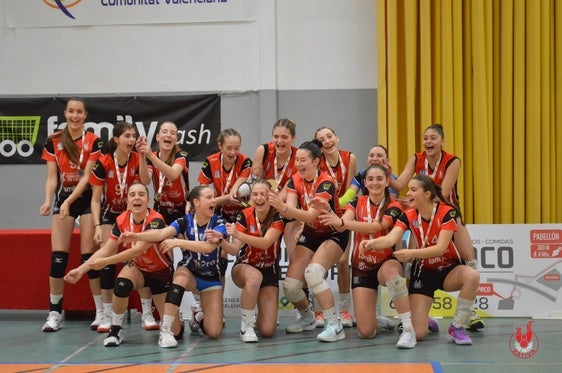 Las chicas del Xàtiva Voleibol celebran el campeonato.