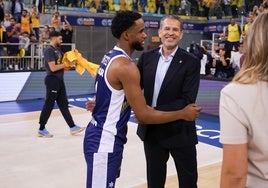 Jean Montero se abraza con Pedro Martínez tras la victoria.
