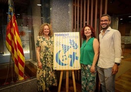 La alcaldesa Folgado, la concejala Fernández y el autor del cartel, Adrián Herreros.