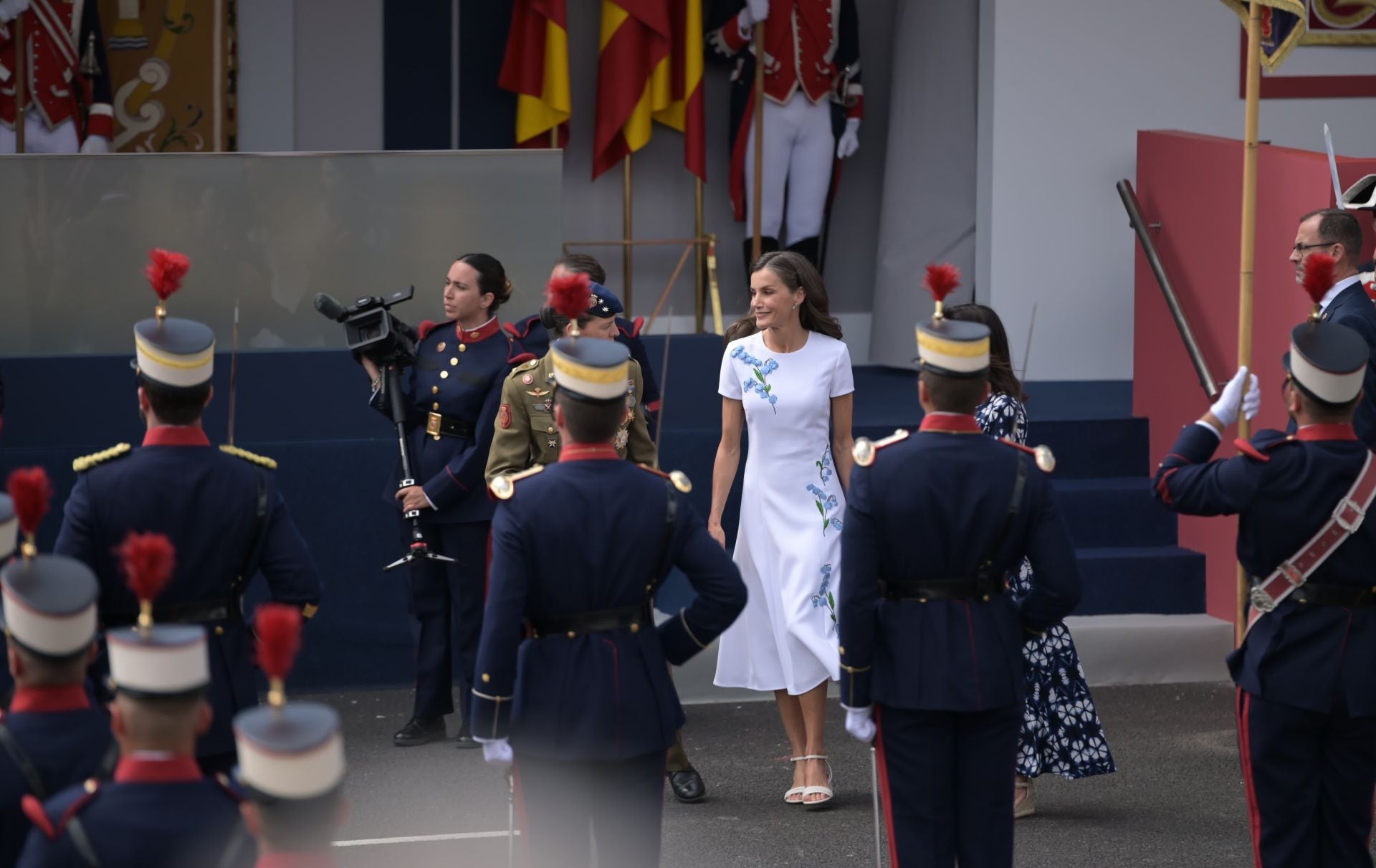 Letizia deslumbra en el desfile de las Fuerzas Armadas vestida de blanco