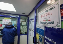 Un jugador en una administración de Loterías y Apuestas del Estado.