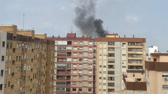 Un incendio obliga a desalojar a unos 40 vecinos de un edificio de 14 plantas en el barrio de Campanar de Valencia