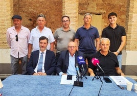 Los directivos y abogados del club durante la rueda de prensa.