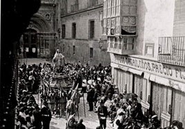 Torre. La Dolorosa de Jesús, al entrar a la calle Trapería, en una fotografía de finales del siglo XIX.