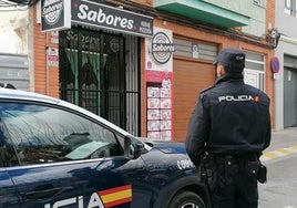 Un policía frente a uno de los establecimientos investigados.