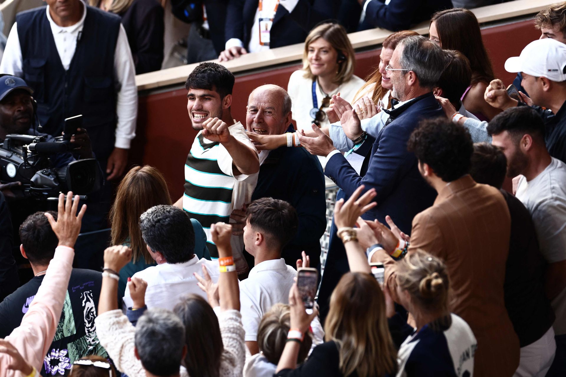 La celebración de Carlos Alcaraz tras ganar Roland Garros, en imágenes